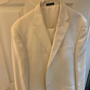 3pc Sean Suit needs to be cleaned around blazer collar